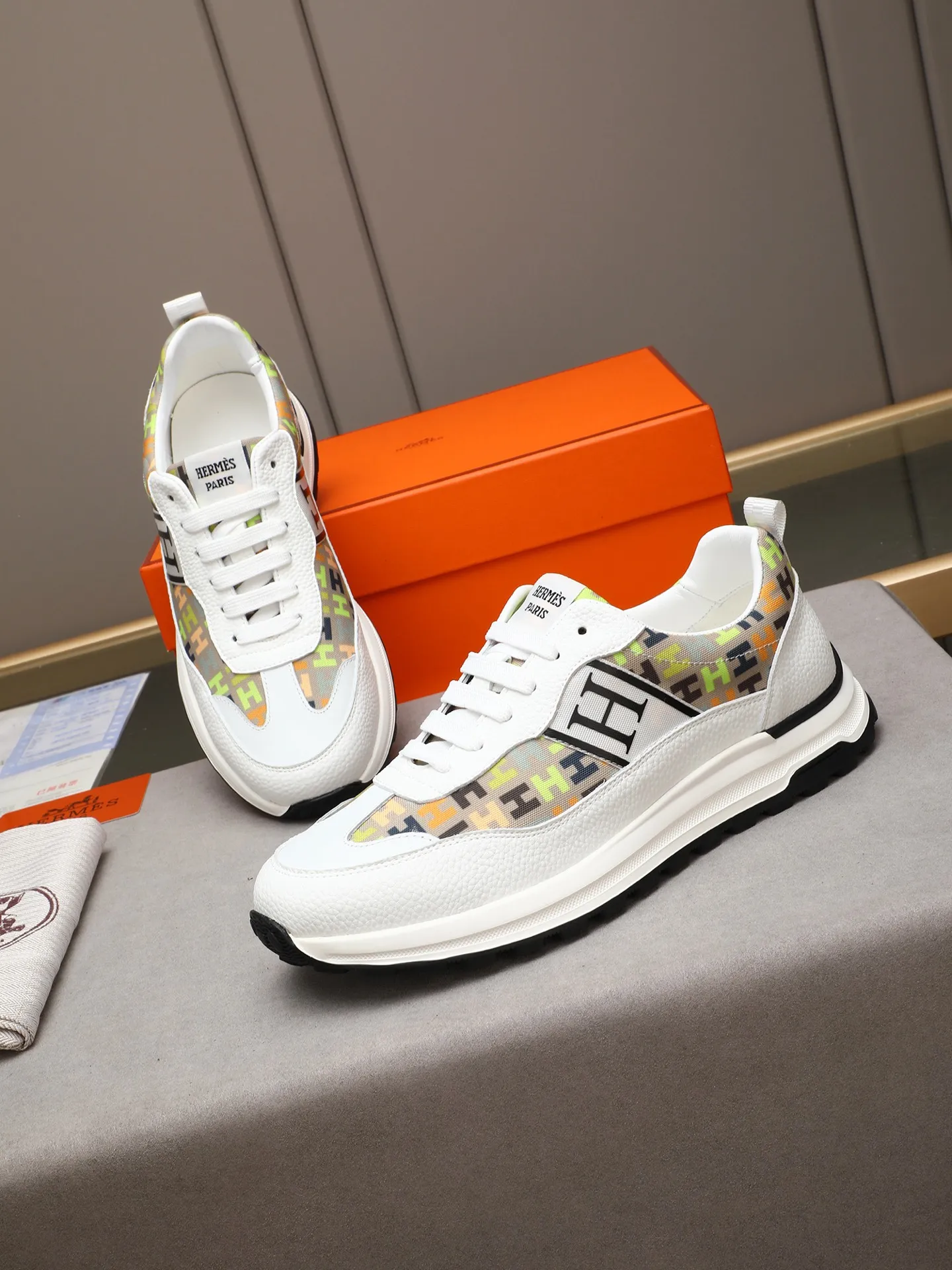 📛📛📛Men's shoes💰P400 (Hermes)🆕Men's color-blocked sneakers, with textured calfskin details. Spliced ​​with original cowhide, this shoe draws inspiration from the equestrian world, integrating technical details and practical functions. Breathable sheep lining, original combination outsole, high-end quality, and every detail is perfectly combined! Size: 38-44 (45 can be customized)